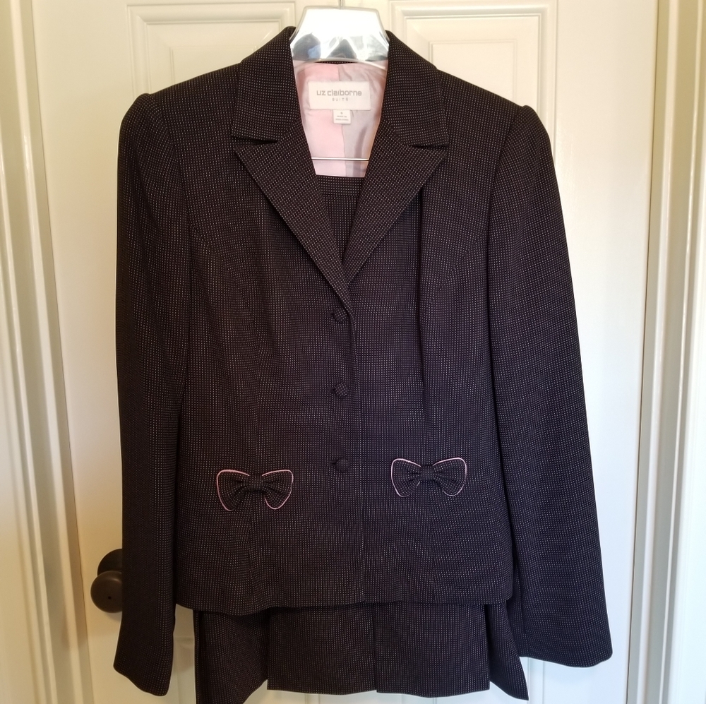 Beautiful Liz Claiborne 2pc suit.  Size 6.  Navy blue with pink dots.